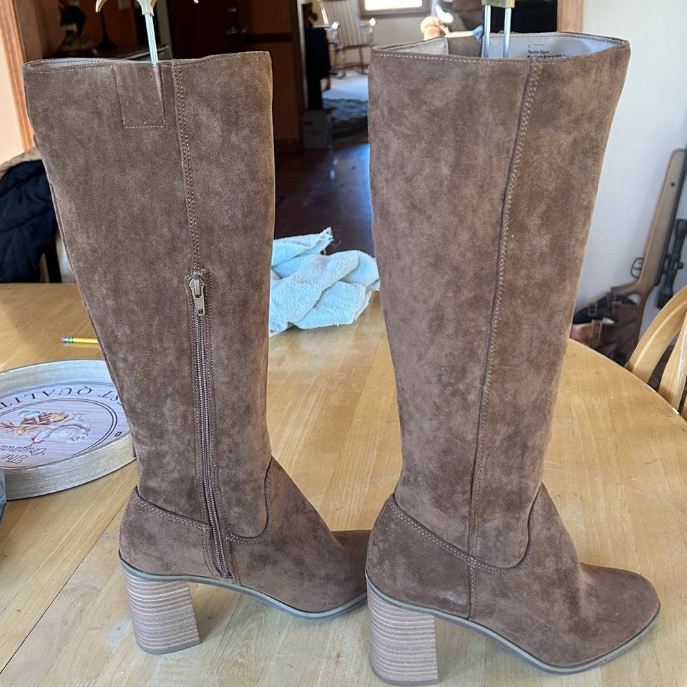 Brown Heeled Boots with Chunky Heel and Knee-High Design